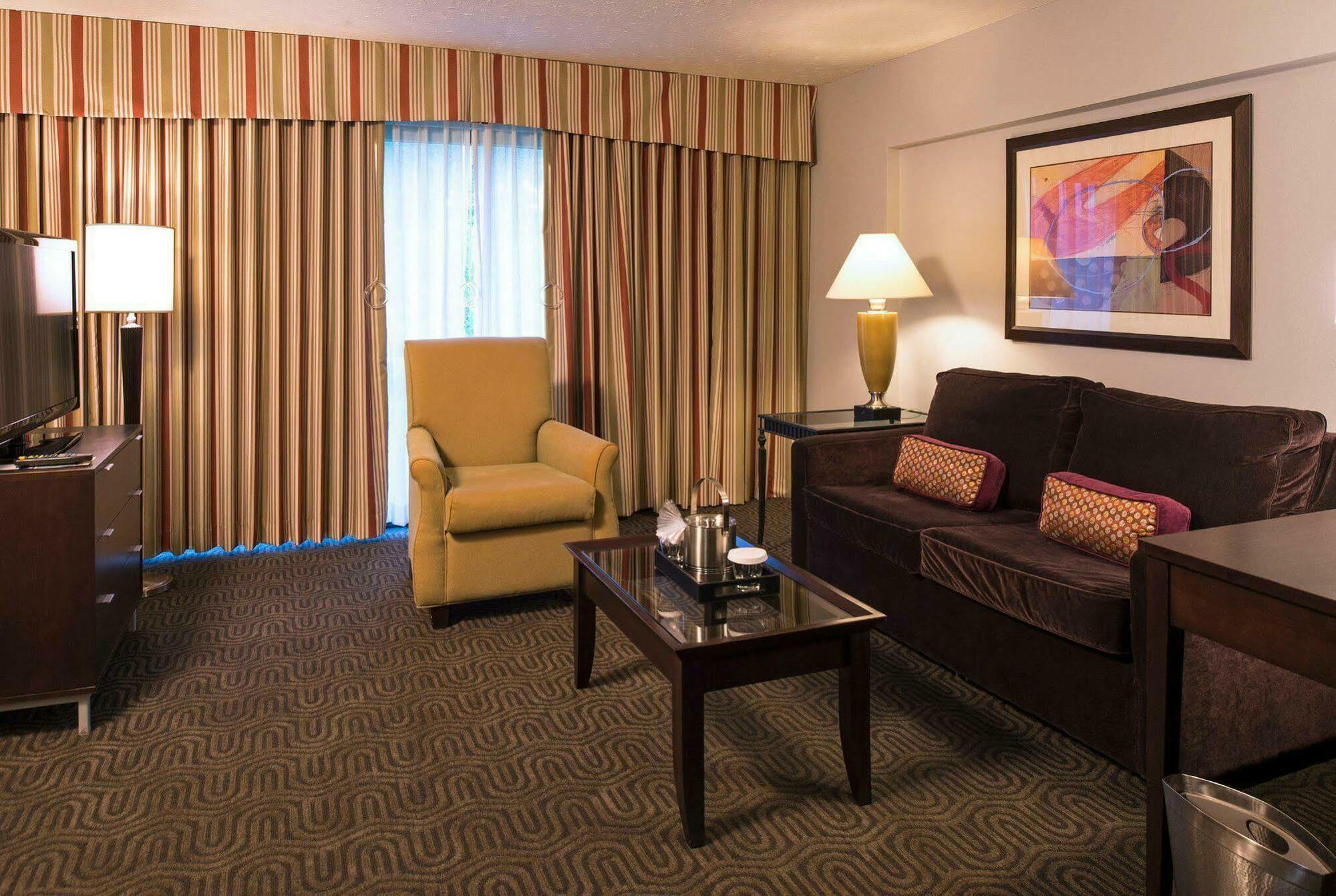 Hilton Suites ברנטווד מראה חיצוני תמונה